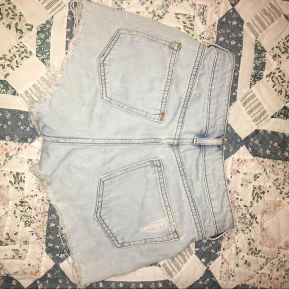 Cute light wash ripped jean shorts - Picture 2 of 3
